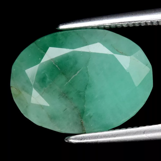 close up view of 3.98ct - Oval Green Emerald, Zambia - SI2